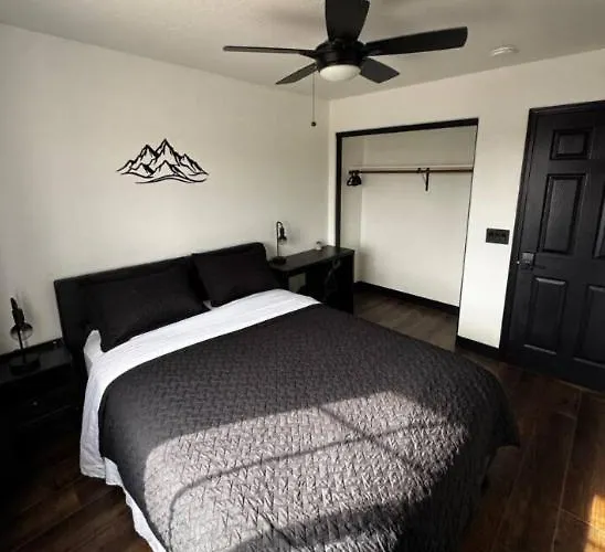 Luxury - Queen Bed, Pool & Putting *