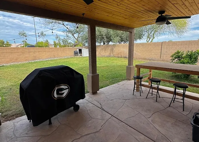 Holiday home Luxury - Queen Bed, Pool & Putting Gilbert
