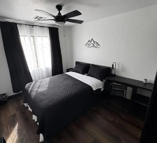 Luxury - Queen Bed, Pool & Putting *